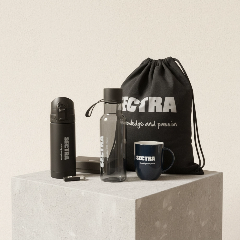 En samling Sectra-märkt merchandise: svart termosflaska, en klar vattenflaska, en marinblå mugg och en tygväska med dragsko.