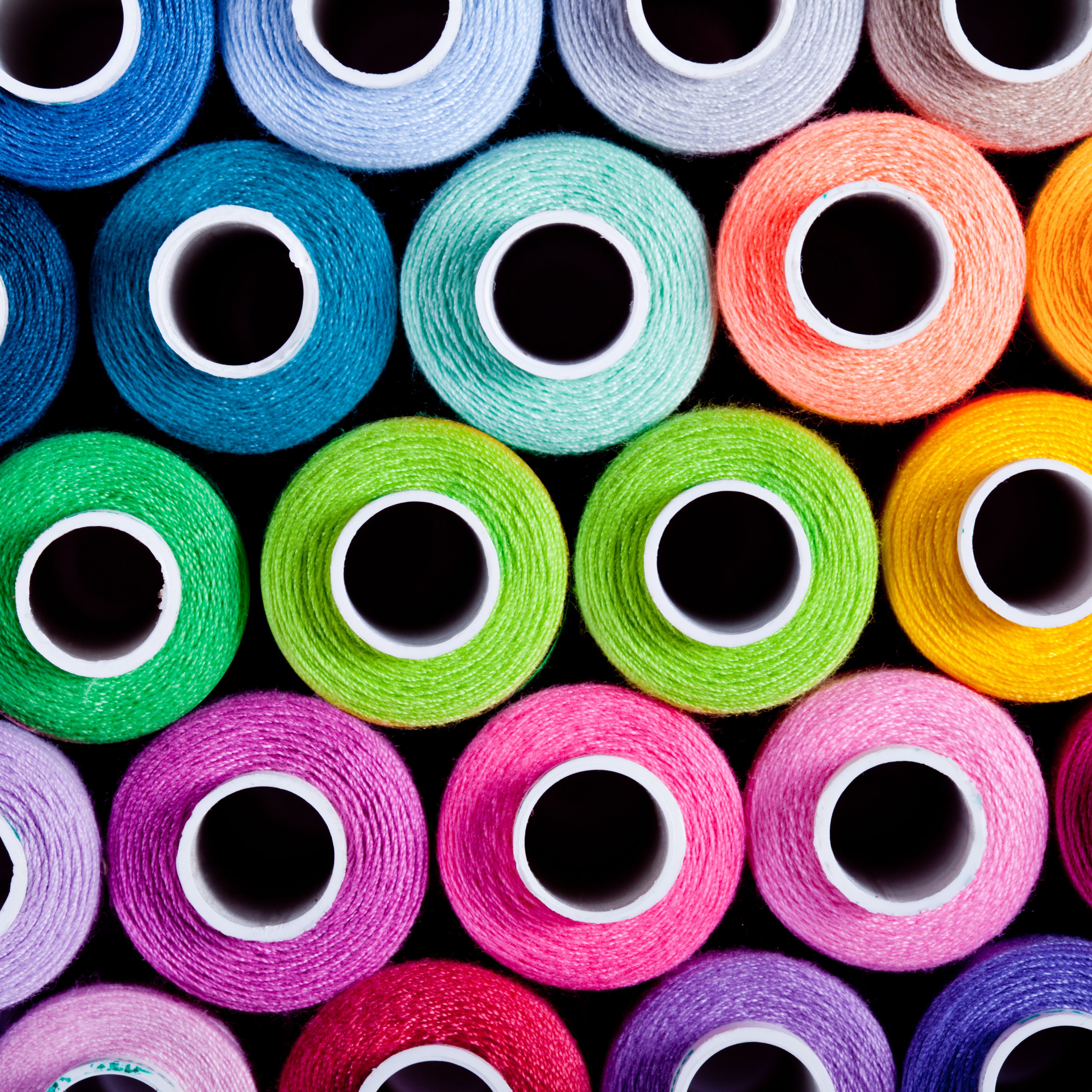 Vy uppifrån på tyg i olika färger