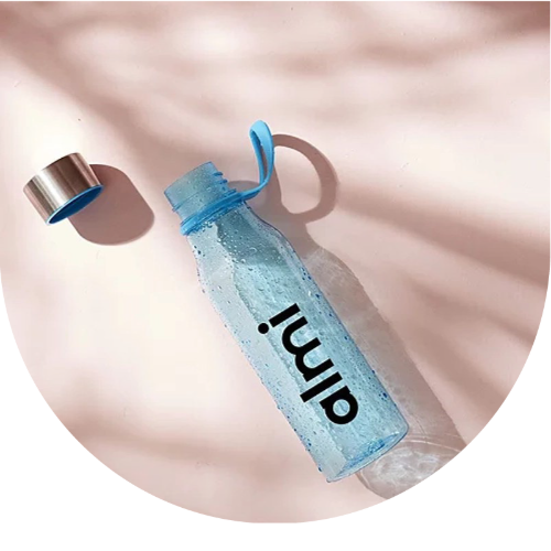 Ljusblå genomskinlig vattenflaska med Almi-logga